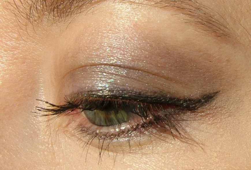 На глазах Maybelline Eyestudio Lasting Drama Gel Eyeliner 24H 08 Black Gold :