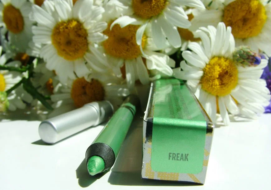 Зелёный карандаш для глаз Urban decay eyeliner 24/7:  Freak отзыв и свотчи
