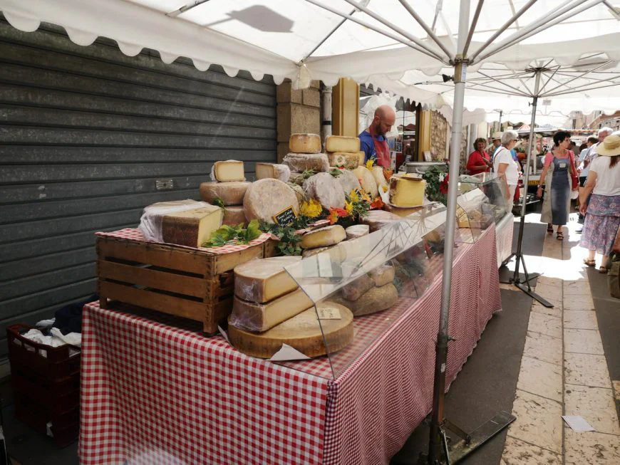 французский фермерский сыр Marche Provencal Apt Saturday Market