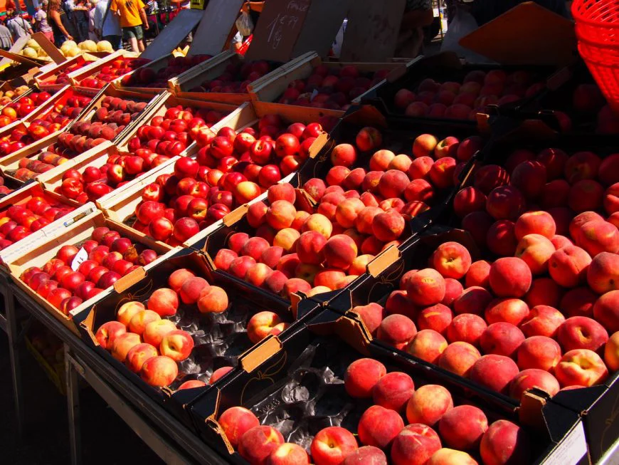 персики на французском рынке Marche Provencal Apt Saturday Market