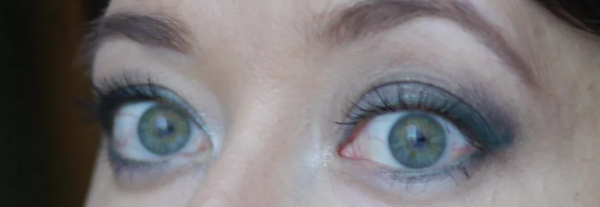 макияж зеленых глаз с серо-зелеными тенями
