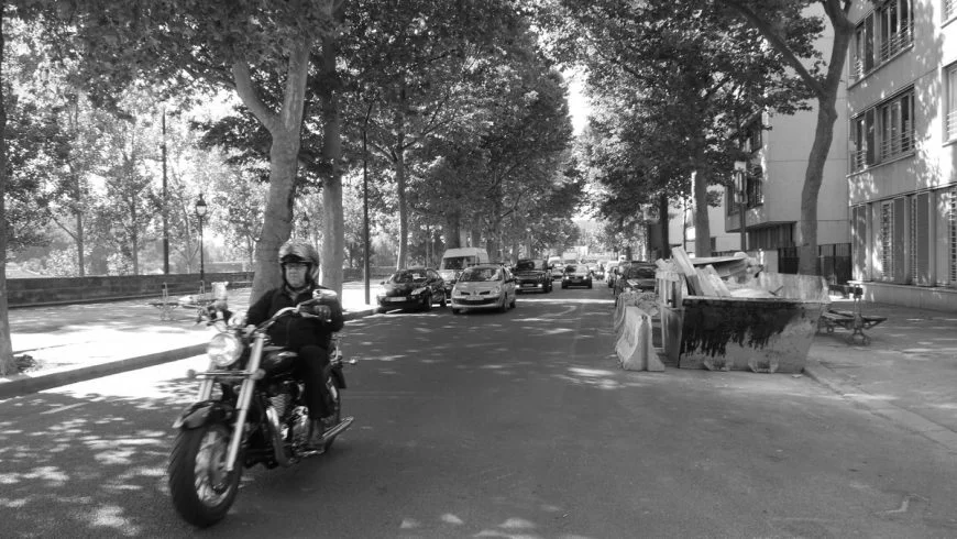 Улицы Парижа черно-белое фото