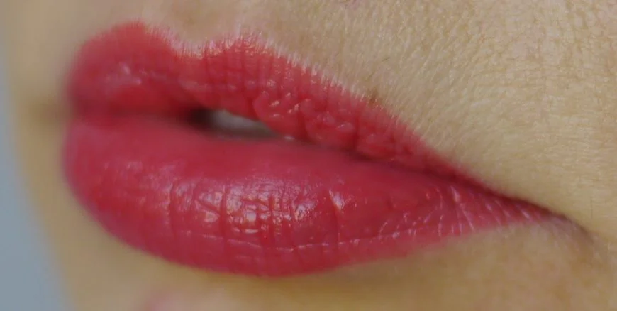 GUERLAIN помада для губ KISSKISS в оттенке 325 Rouge Kiss