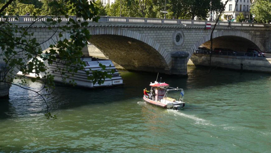 Река Сена в Париже фото