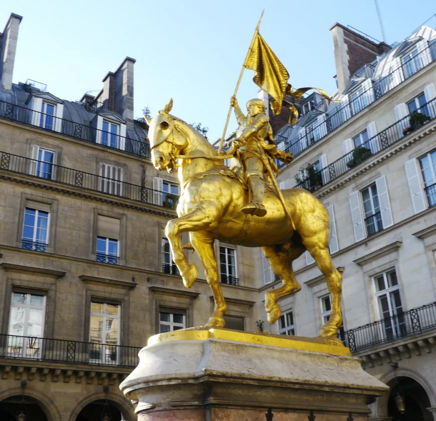 Золотая статуя Жанны Д'Арк в Париже