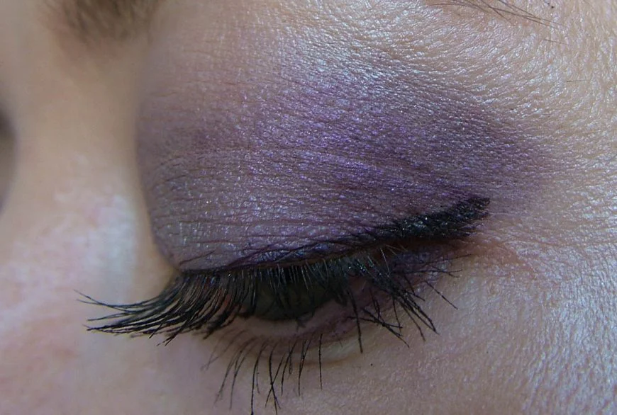 макияж глаз фиолетовые тени для век Burberry Sheer Eye Shadow #19 Midnight Plum фото свотчи