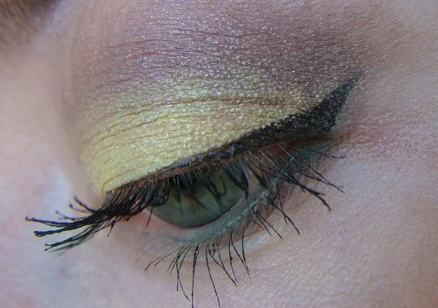 макияж зеленых глаз с желтыми тенями для век