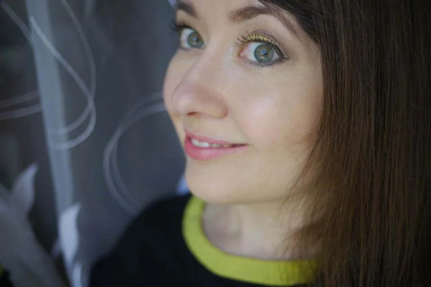 макияж зеленых глаз с желтыми тенями