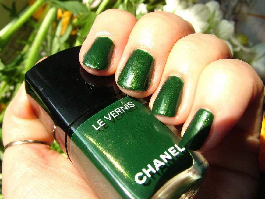 Chanel Emeraude 536, маникюр с зеленым лаком фото