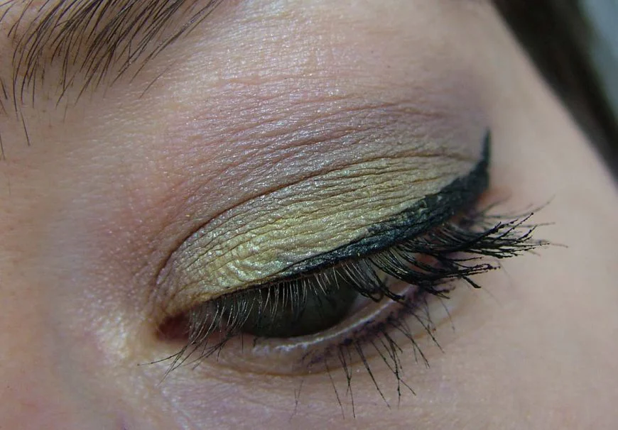 макияж зеленых глаз с желтыми тенями для век