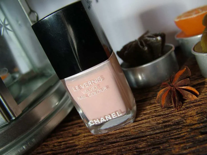 Chanel Velvet Nail Colour #542 Pink Rubber розовый нюдовый лак для ногтей Шанель