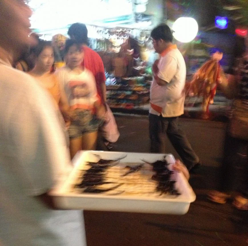 Bangkok Thailand. Каосан Роад в Бангкоке отдых в Тайланде скорпионы жареные