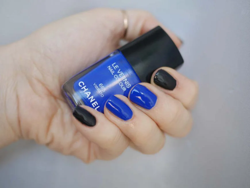 синий лак для ногтей Chanel 665 Vibrato маникюр 