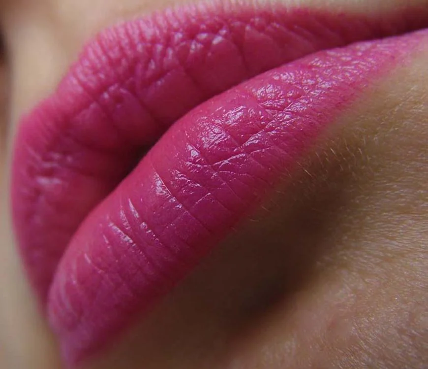 Свотчи Chanel Rouge Allure 145 Rayonnante розовая помада цвета фуксии на губах