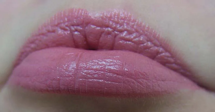 свотчи помады для губ BURBERRY Full Kisse #529 English Rose 