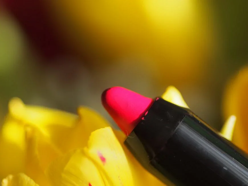 помада для губ CHANEL Le Rouge Crayon de Couleur #06 1Framboise отзывы свотчи сравнение оттенка