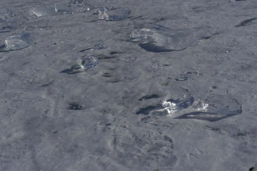 брильянты байкальского льда на снегу