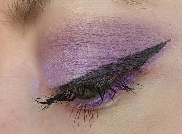 Макияж глаз с фиолетовыми тенями (пример)