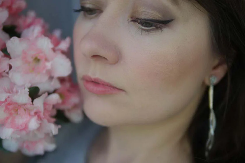 нежный весенний макияж с нюдовой помадой фото
