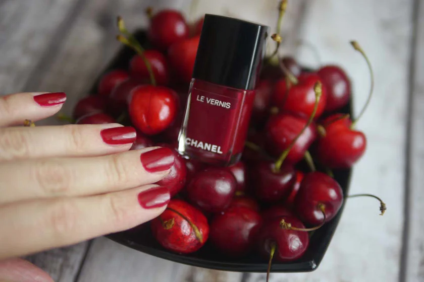 фото красивый модный красный маникюр гель лак для ногтей Шанель 2017 Emblematique на коротких ногтях 