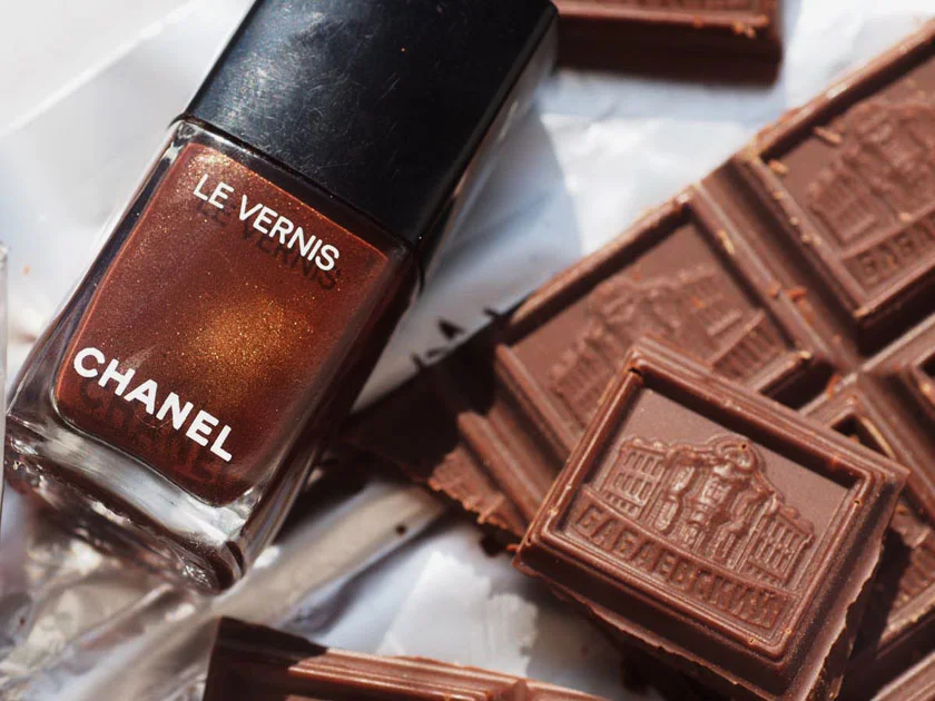 Шоколадный лак для ногтей Chanel Le Vernis 526 Cavalier