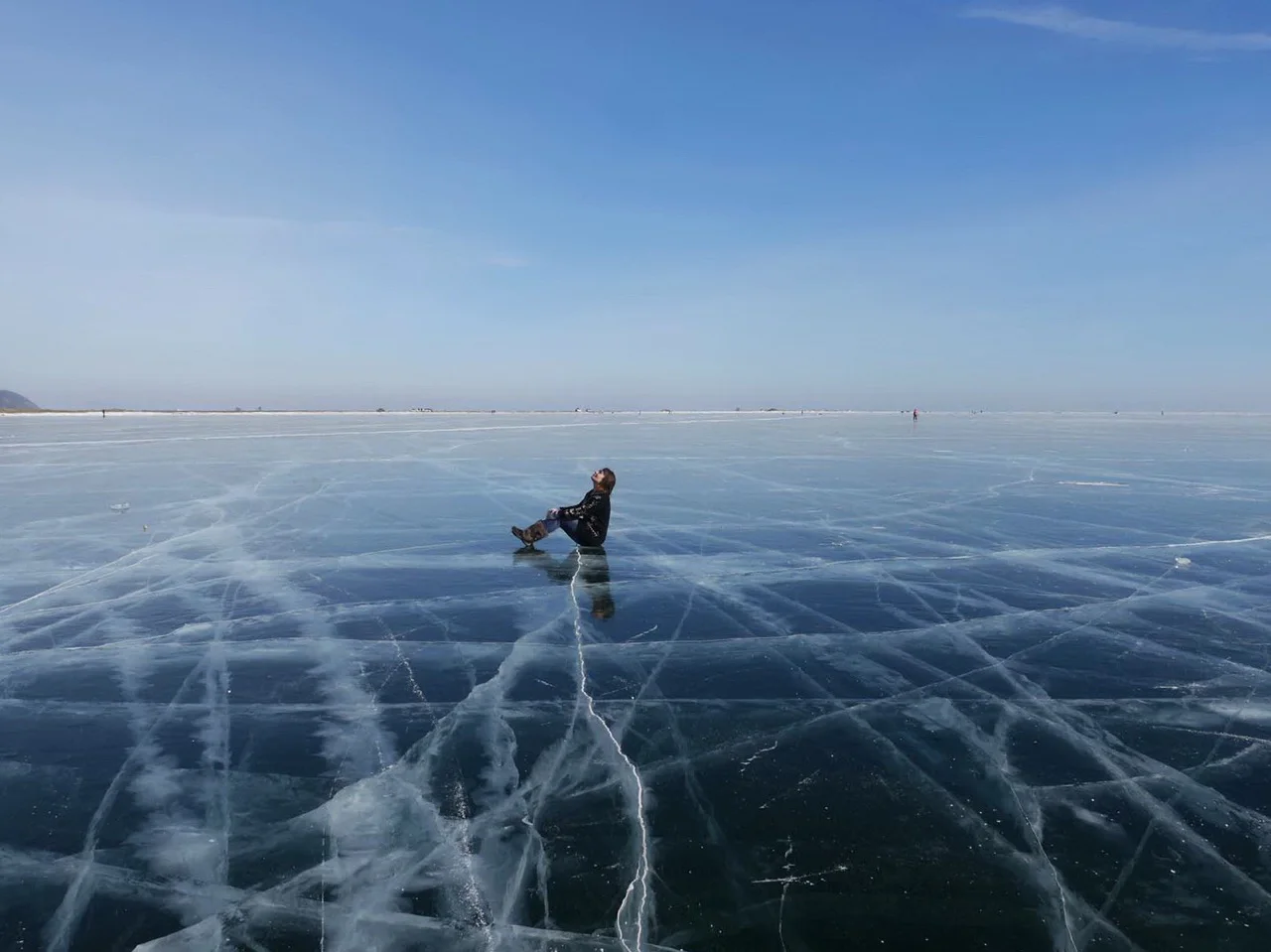 лёд на Байкале зимой в большом голоустном