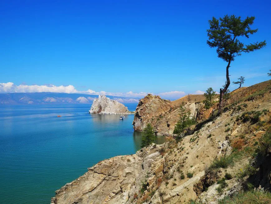 скала шаманка на острове ольхон Байкал фото