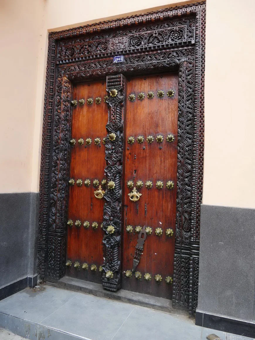 Двери с шипами на Занзибаре фото