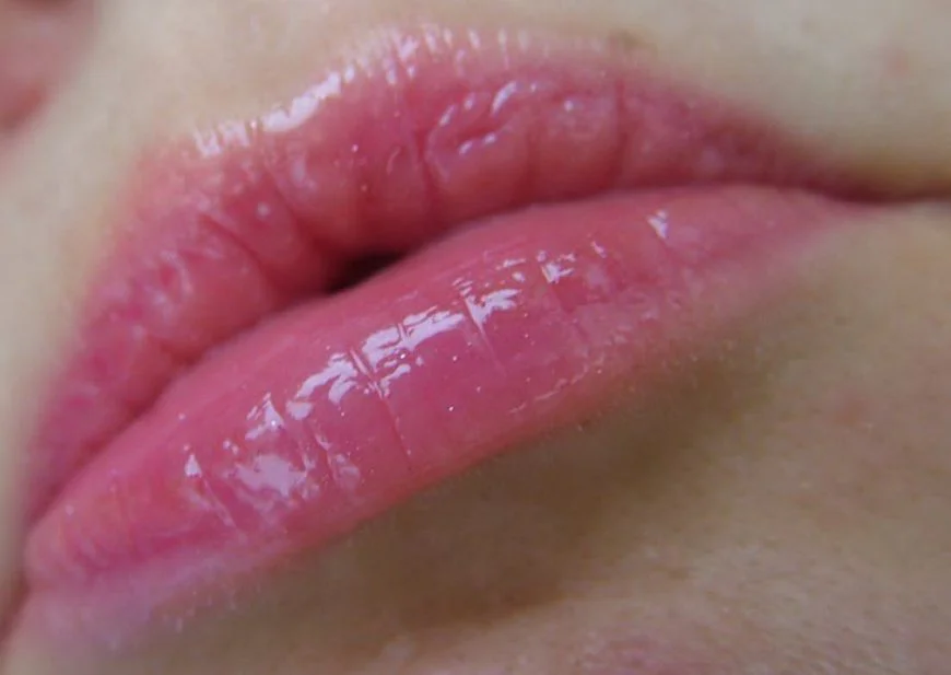 phiscians formula lip glossed light pink rose legend свотчи на губах